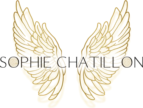 Logo de Sophie Chatillon, hypnothérapeute : son nom entre deux ailes d’ange dorées